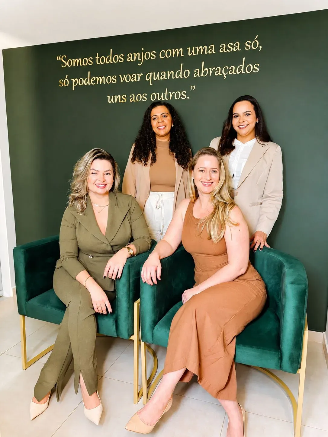 Equipe do Contato Espaço Terapêutico reunida na recepção da clínica