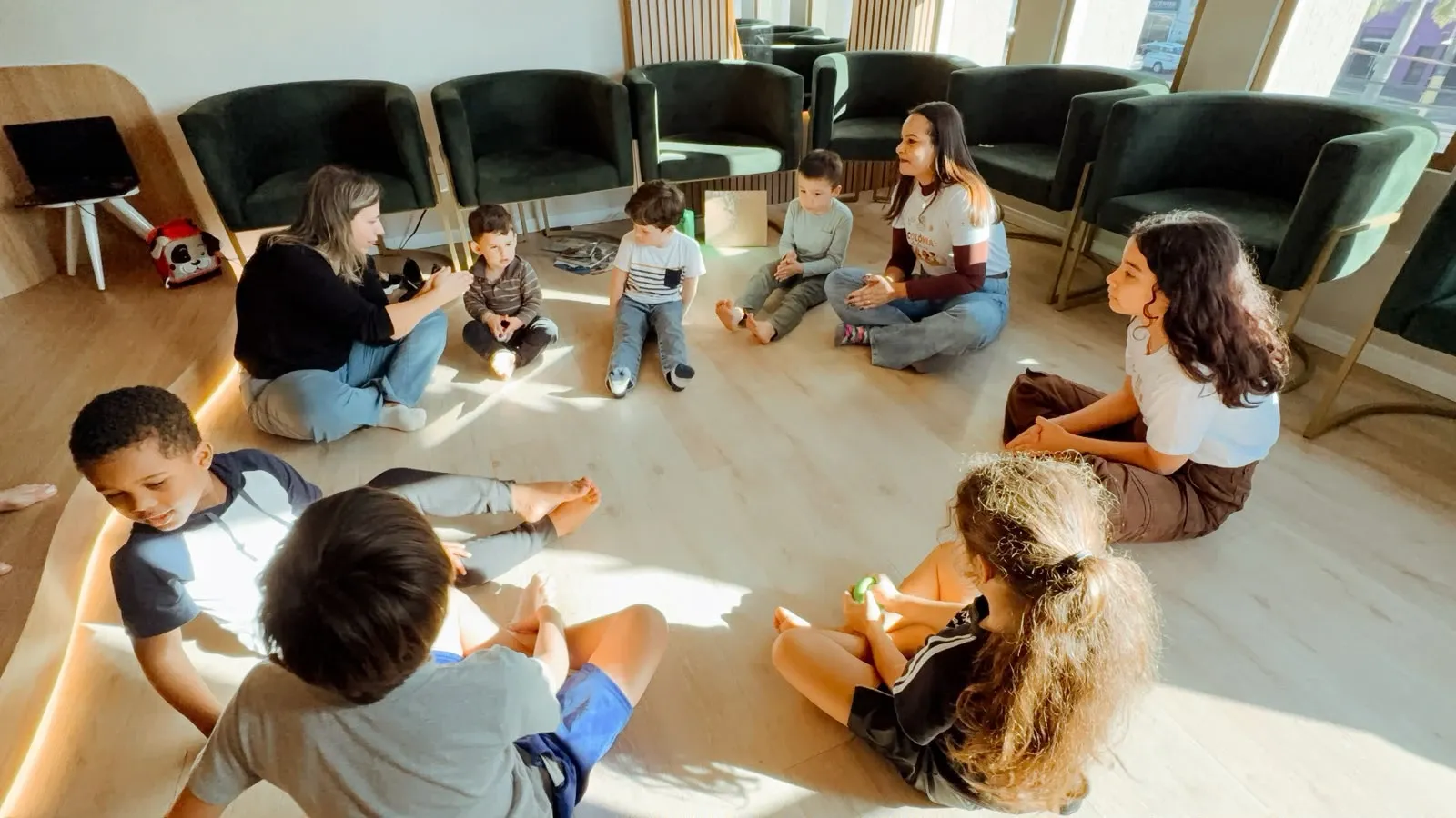Crianças e terapeutas reunidas em roda de conversa no Contato Espaço Terapêutico