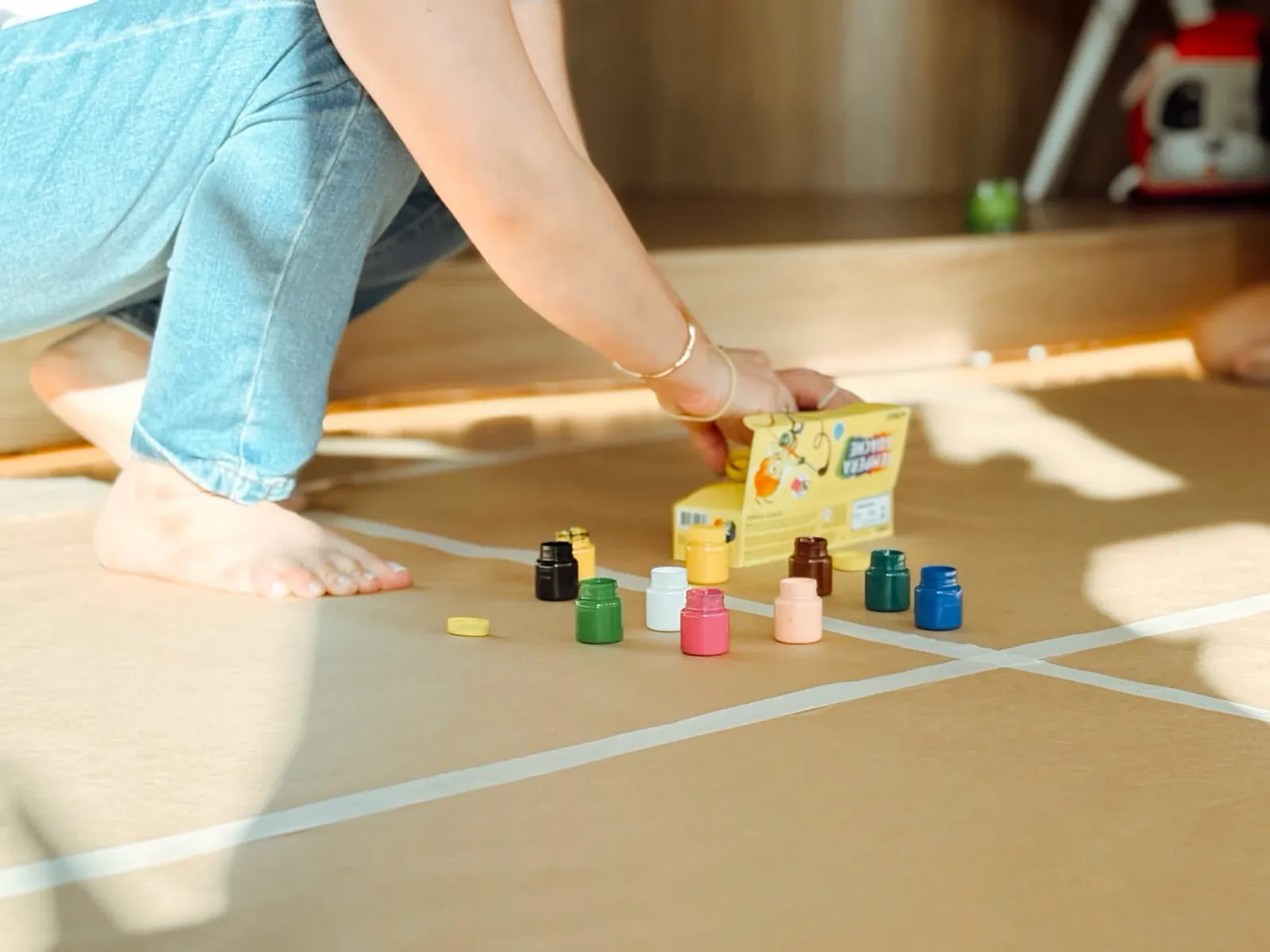 Materiais de pintura organizados para atividade em grupo no Contato Espaço Terapêutico