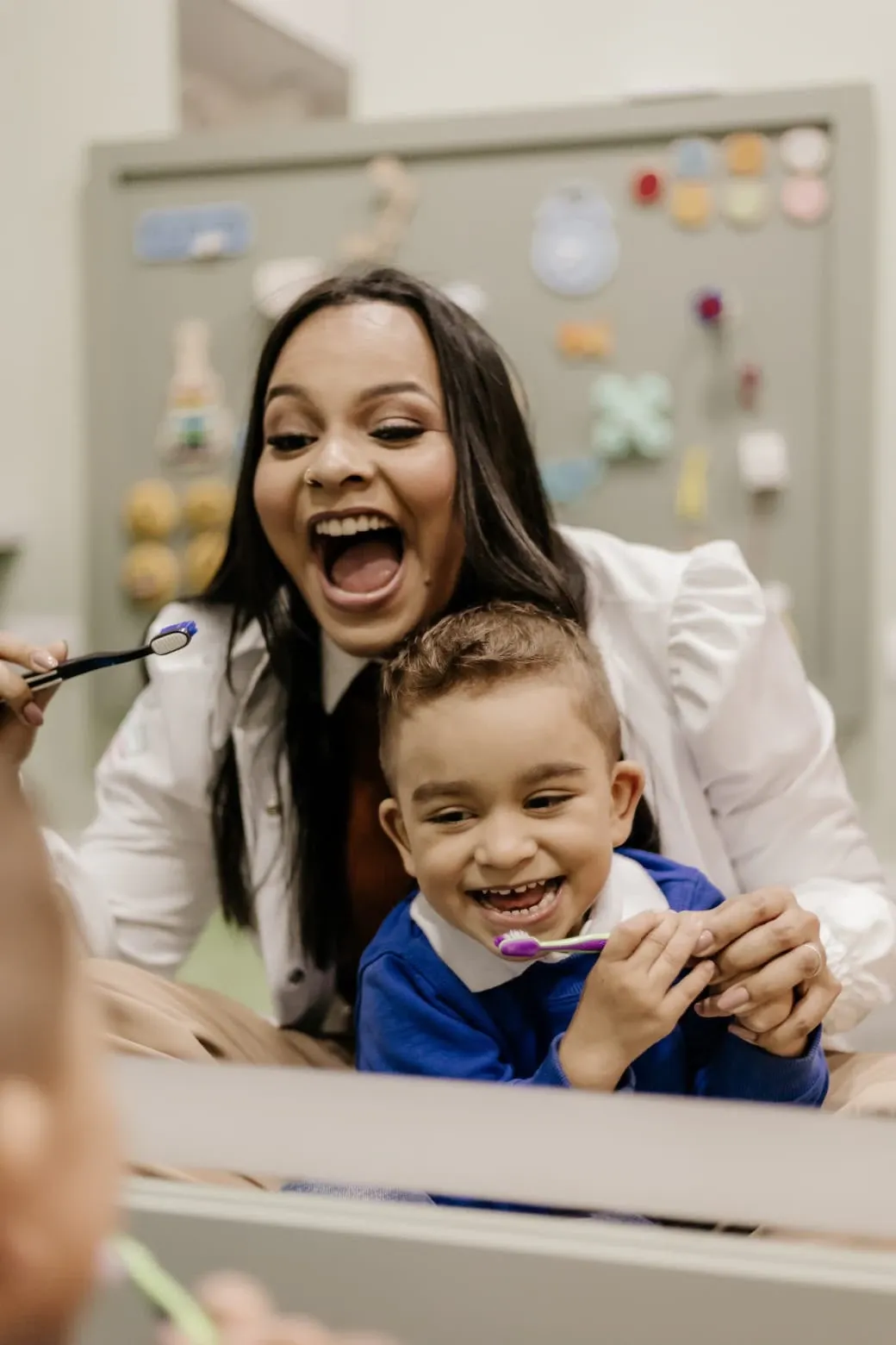Atendimento em terapia ocupacional com atividade de escovação dentária no Contato Espaço Terapêutico